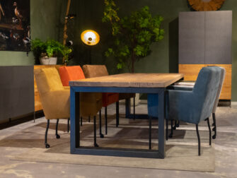 tafel met eetstoelen