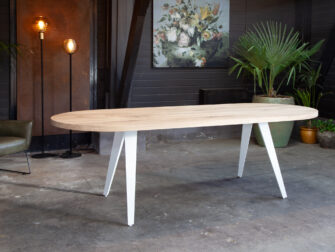 lange eettafel van eikenhout