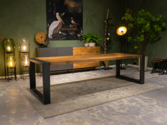 Eettafel met stalen onderstel