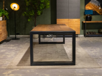 tafel met verschillende planken