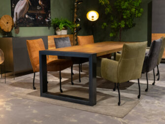 Tafel met stoelen op wielen