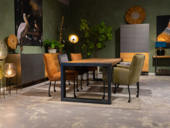 Tafel met dikke stoelen