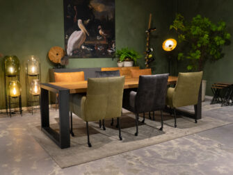 tafel verschillende stoelen