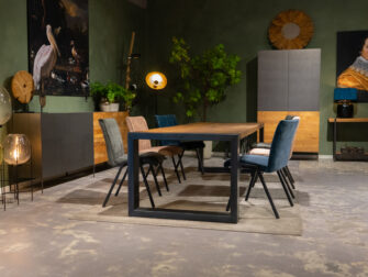 Tafel met zes stoelen