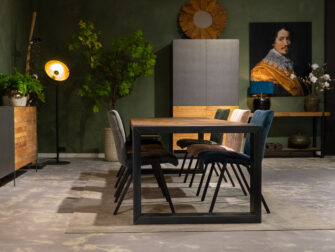 Tafel met stalen frame