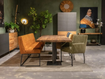 eetkamertafel met bank