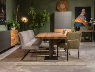 eettafel met stoelen