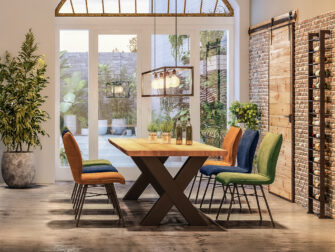 kruispoot tafel met mooie stoelen