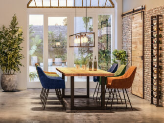 eiken tafel met kuipstoelen