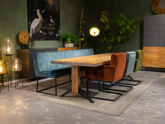 tafel met eetkamerstoelen