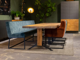 tafel met eetstoelen