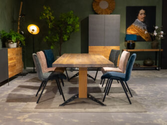 lange tafel met stoelen
