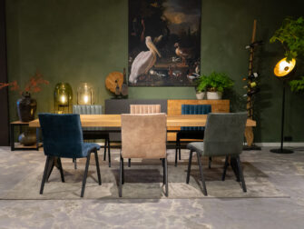 eettafel met stoelen