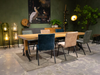 stoere tafel met stoelen