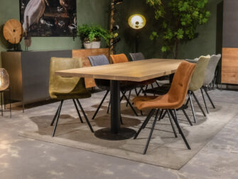 Grote tafel met 8 stoelen