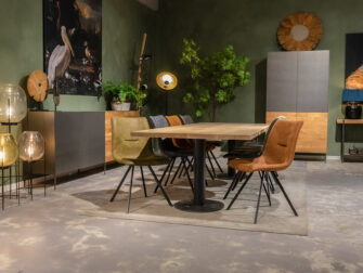 Tafel met kuipstoelen