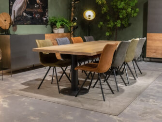 Grote tafel met eetkamerstoelen
