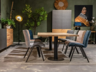 Grote tafel met stoelen