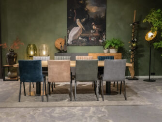 tafel met acht stoelen