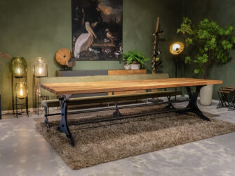 Tafel met bank in dezelfde stijl