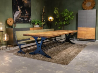 Tafel met stoer stalen onderstel