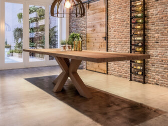 grote tafel houten kruispoot