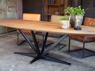 lange eettafel van eikenhout