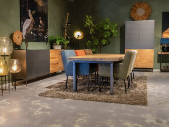 Stoere tafel met stalen onderstel