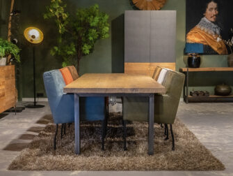 Tafel met stalen poot