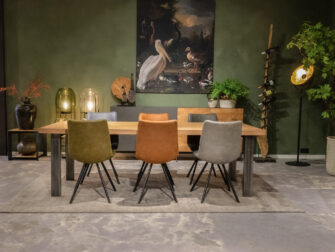 eettafel met kuipstoelen