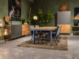 Tafel met zes stoelen