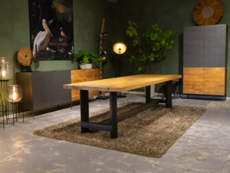 tafel met voetenbalk
