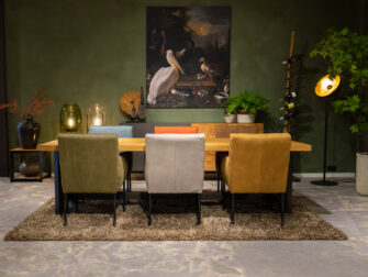 Eettafel met industrieel onderstel