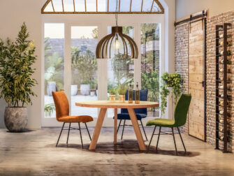 rond eiken tafel met 3 poten