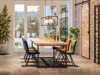 industriele tafel met gekleurde stoelen