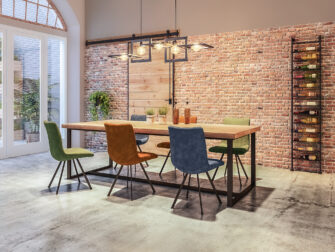 industriele tafel met leren stoelen