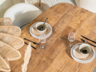 voorraad teak tafel ovaal met houten poten