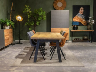 boomstamtafel met stoelen