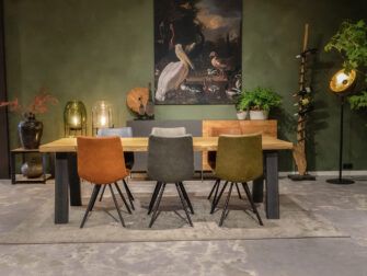 tafel met eetstoelen