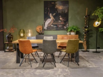 massieve tafel met stoelen