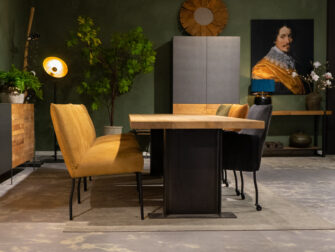 Grote eettafel met stalen onderstel