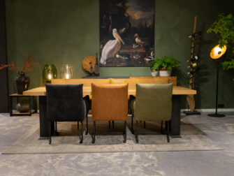 eettafel met stoelen