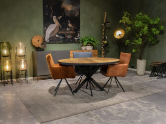 tafel met leren stoelen