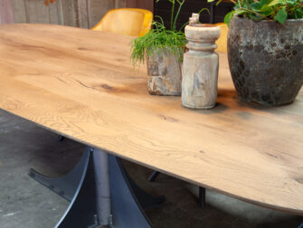 industriële eetkamertafel met stalen onderstel