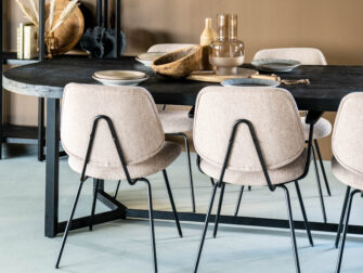 industriële eetkamertafel met zwart houten blad