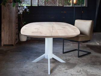 lange eettafel van eikenhout