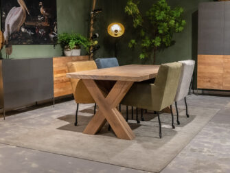 tafel met dikke stoelen