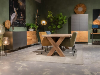 tafel met vier stoelen