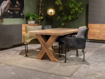 tafel met kruispoot