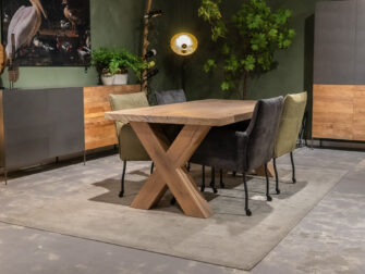 Tafel met houten onderstel